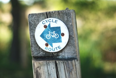 木制柱子上的自行车路线标志